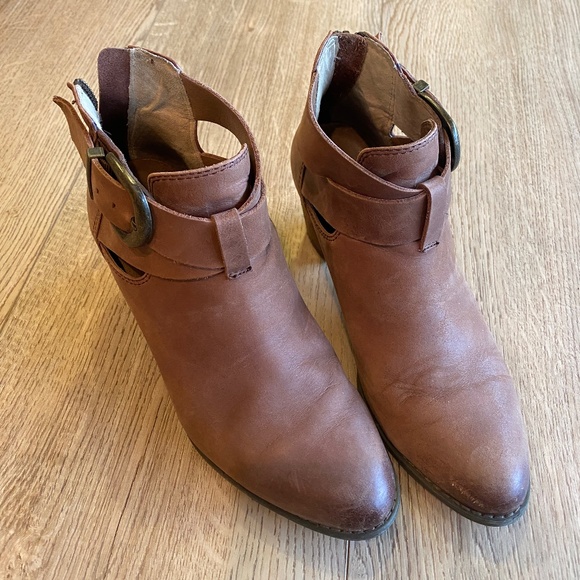 Vionic Rory Brown Letter Heeled Ankle Boots, size 6.5 - Picture 2 of 10